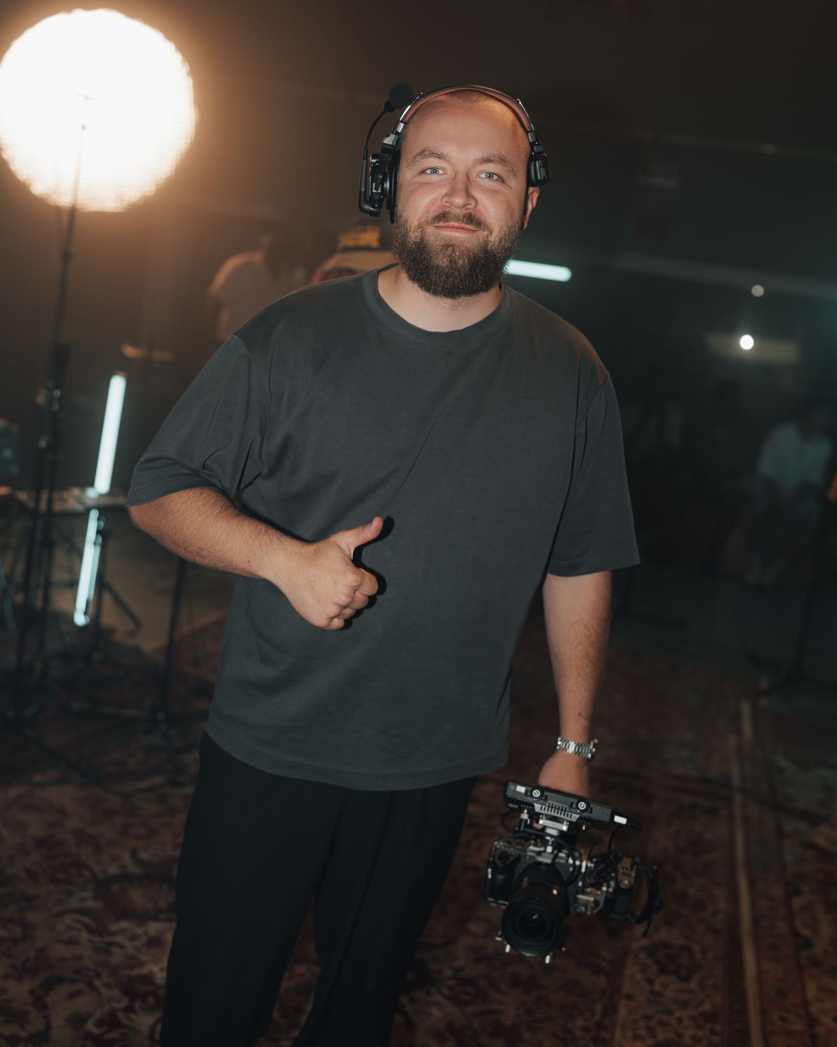 Kyrill Kary mit Kopfhörern und Kamera am Set einer Studio-Session (Foto: michaelweddings)