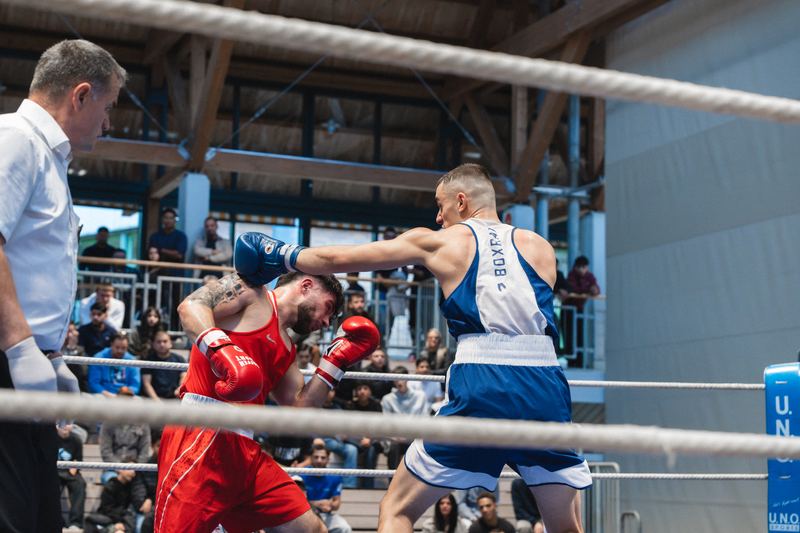 Boxkampf vor Publikum, der Ringrichter schaut zu