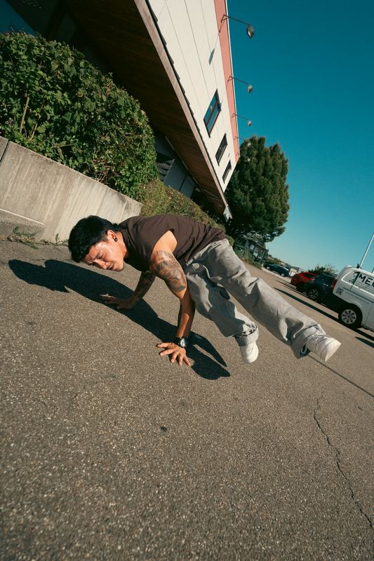 Breakdancer im Freeze auf dem Asphalt