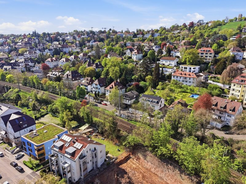 Luftaufnahme einer Wohngegend am Hang (Drohne)