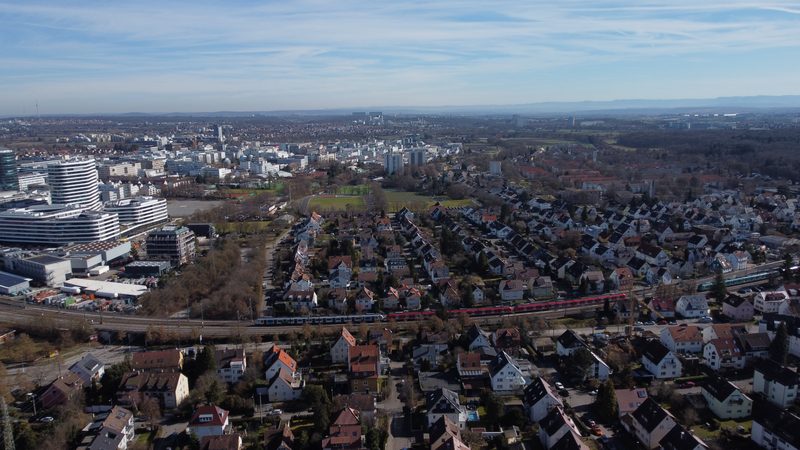 Luftaufnahme über Stuttgart bis zum Horizont (Drohne)