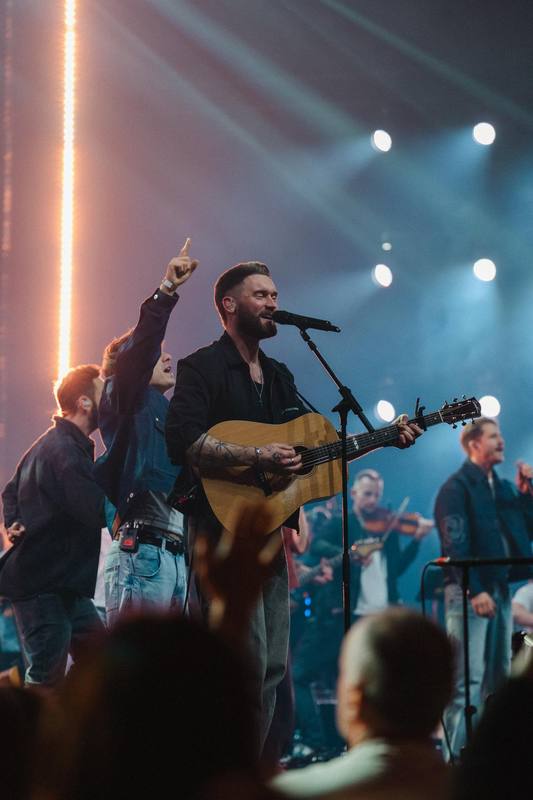 Gitarrist auf der Bühne bei Alive Worship im Gegenlicht