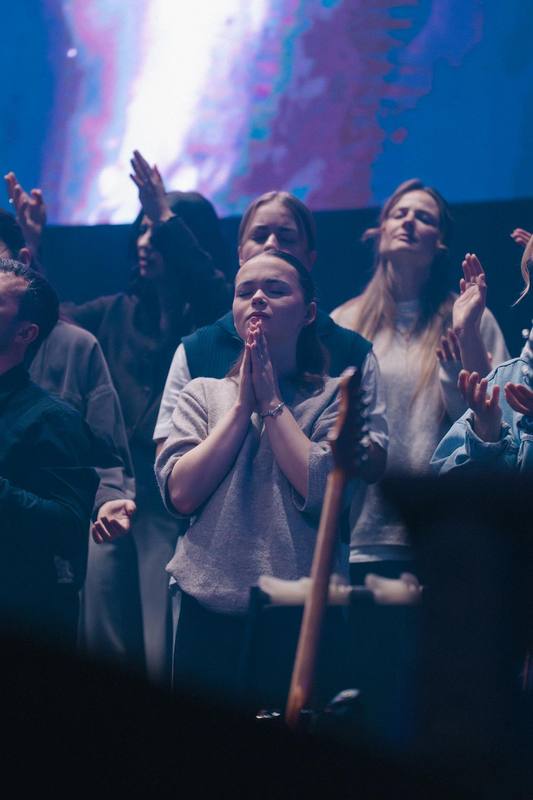 Betende Menschen im Publikum bei Alive Worship