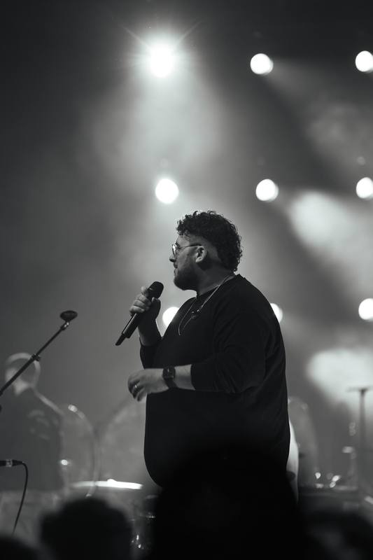 Sänger mit Mikrofon im Spotlight