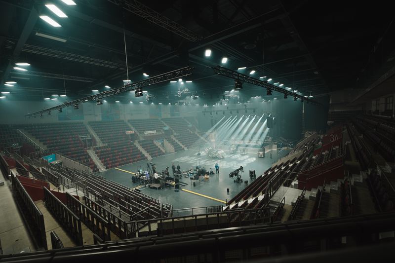 Leere Arena beim Aufbau mit Licht von oben
