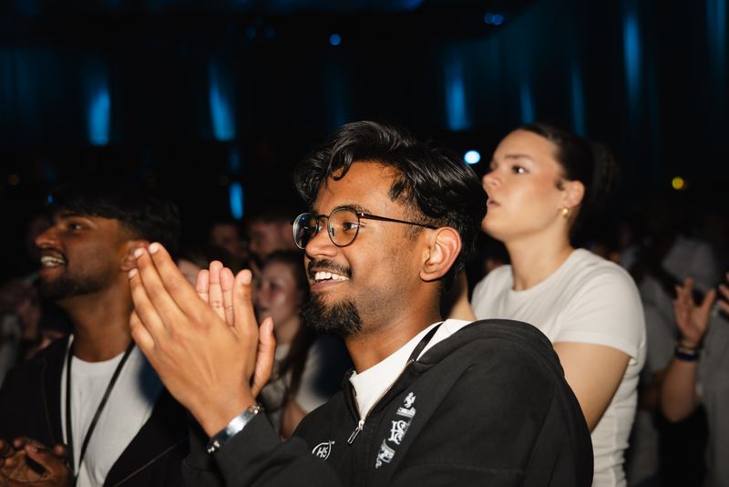 Besucher klatschen und lachen im Publikum