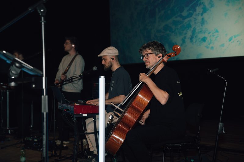 Band mit Cello und Keyboard auf der Bühne