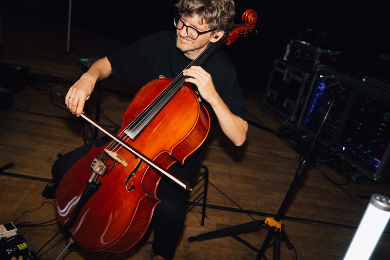Cellist spielt auf der Bühne