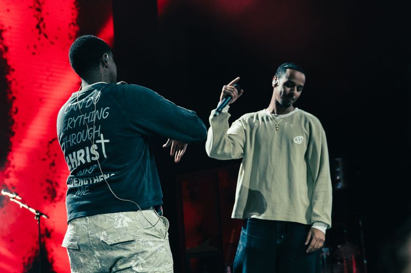 Zwei Rapper geben sich auf der Bühne die Hand