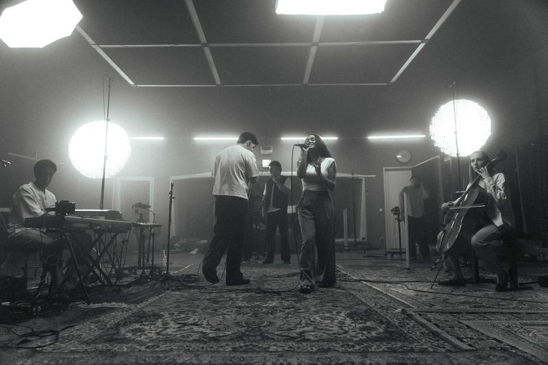 Studio-Session mit Band und Sängern unter Softboxen
