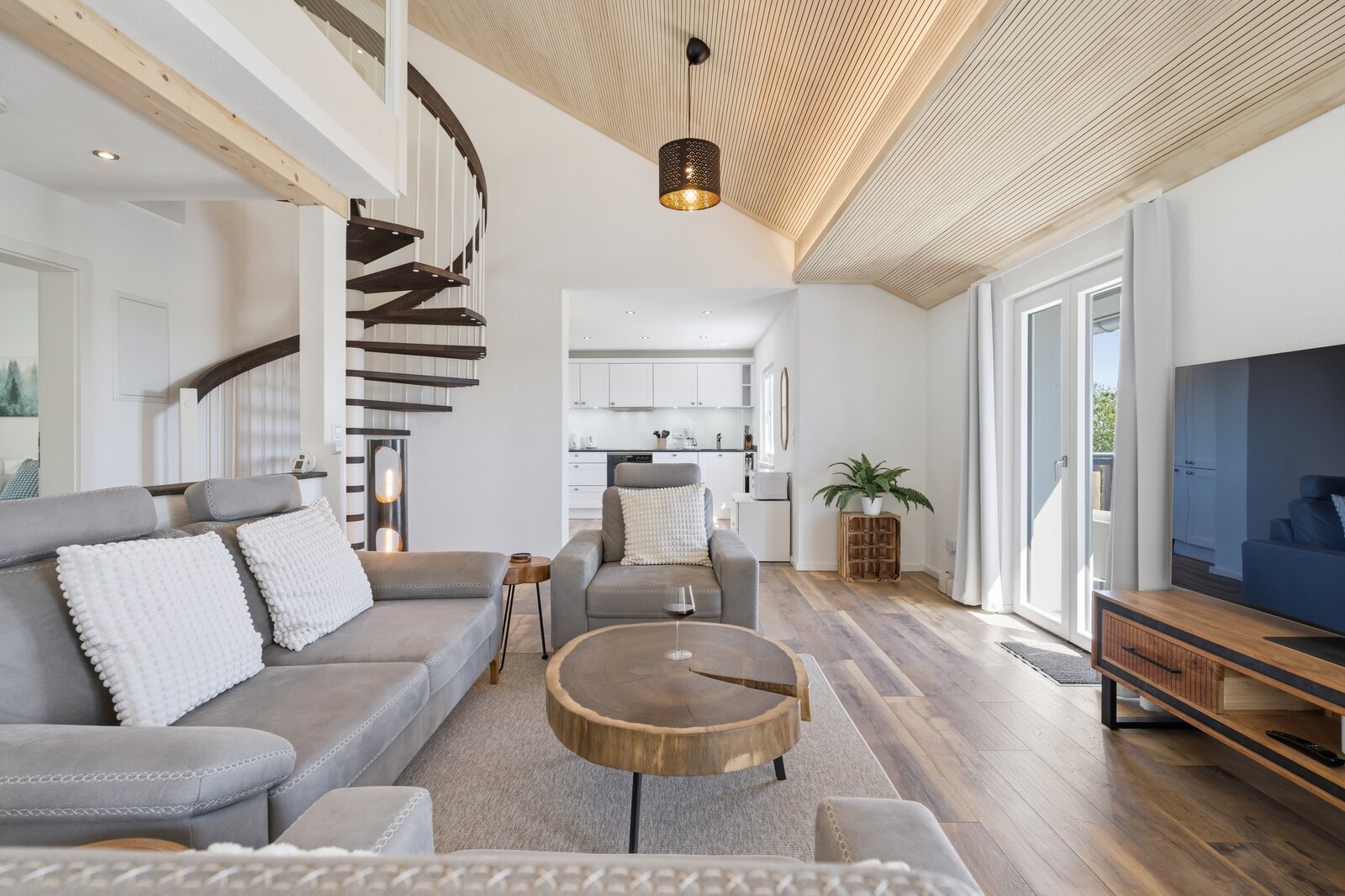 Professionell fotografierter Wohnraum mit Wendeltreppe – Immobilienfotografie momentwerke Stuttgart
