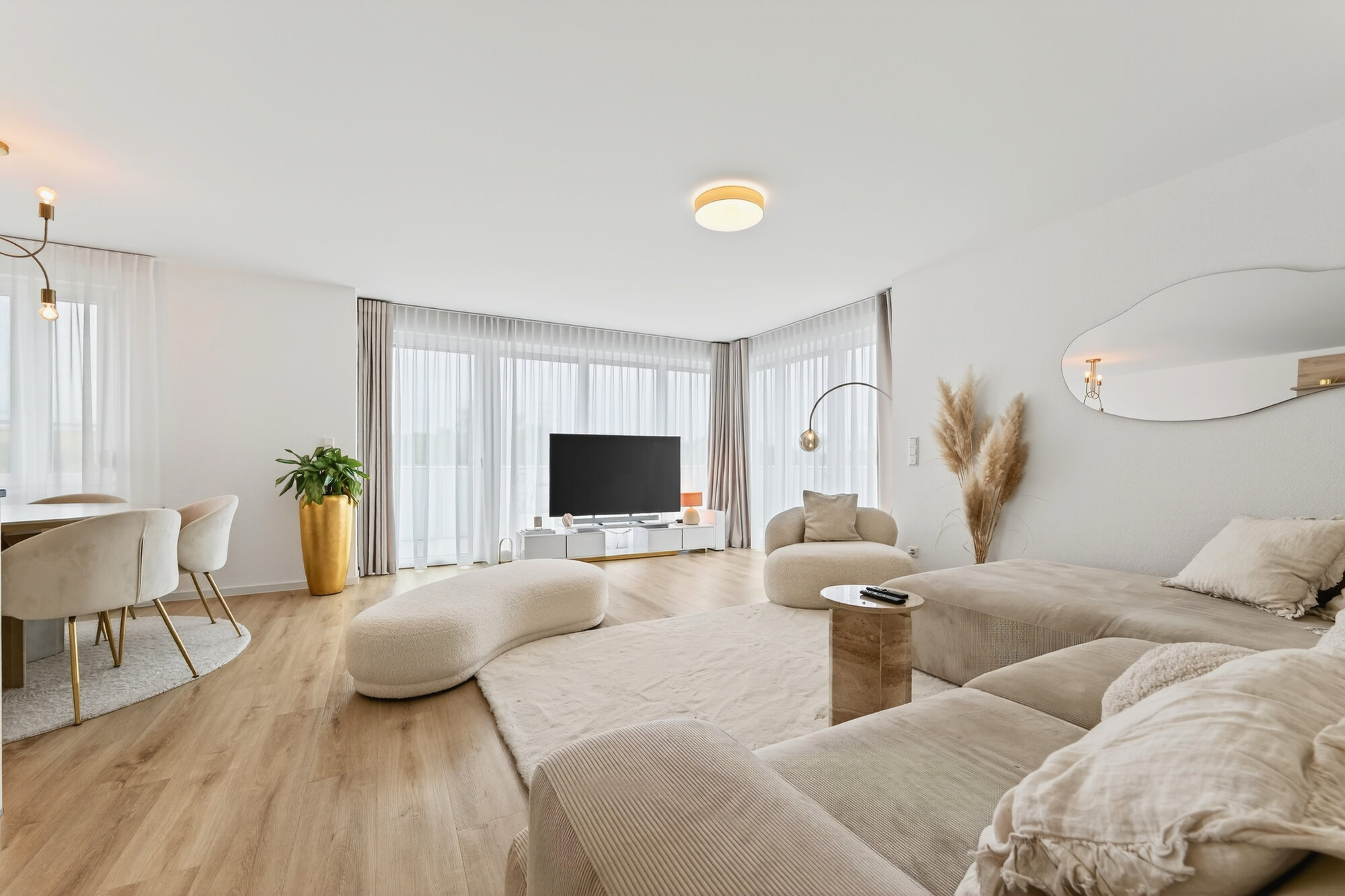 Helles Wohnzimmer in Beige – modernes Interieur Stuttgart