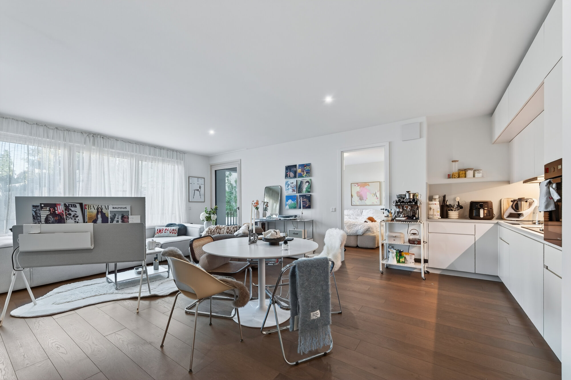 Offener Wohn- und Essbereich mit Küche – Lifestyle Immobilienfotografie