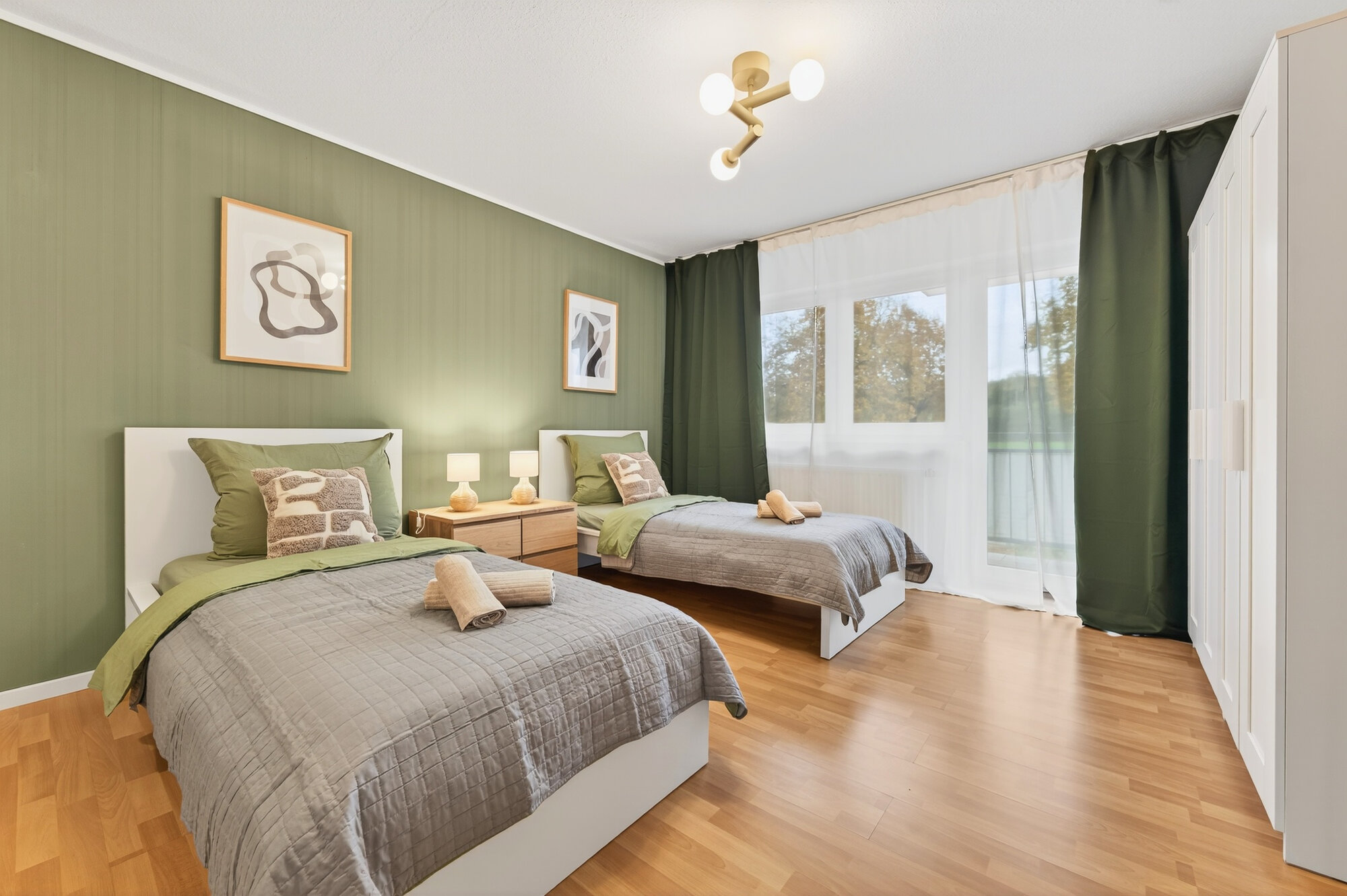 Schlafzimmer mit grüner Akzentwand – stilvolles Home-Staging