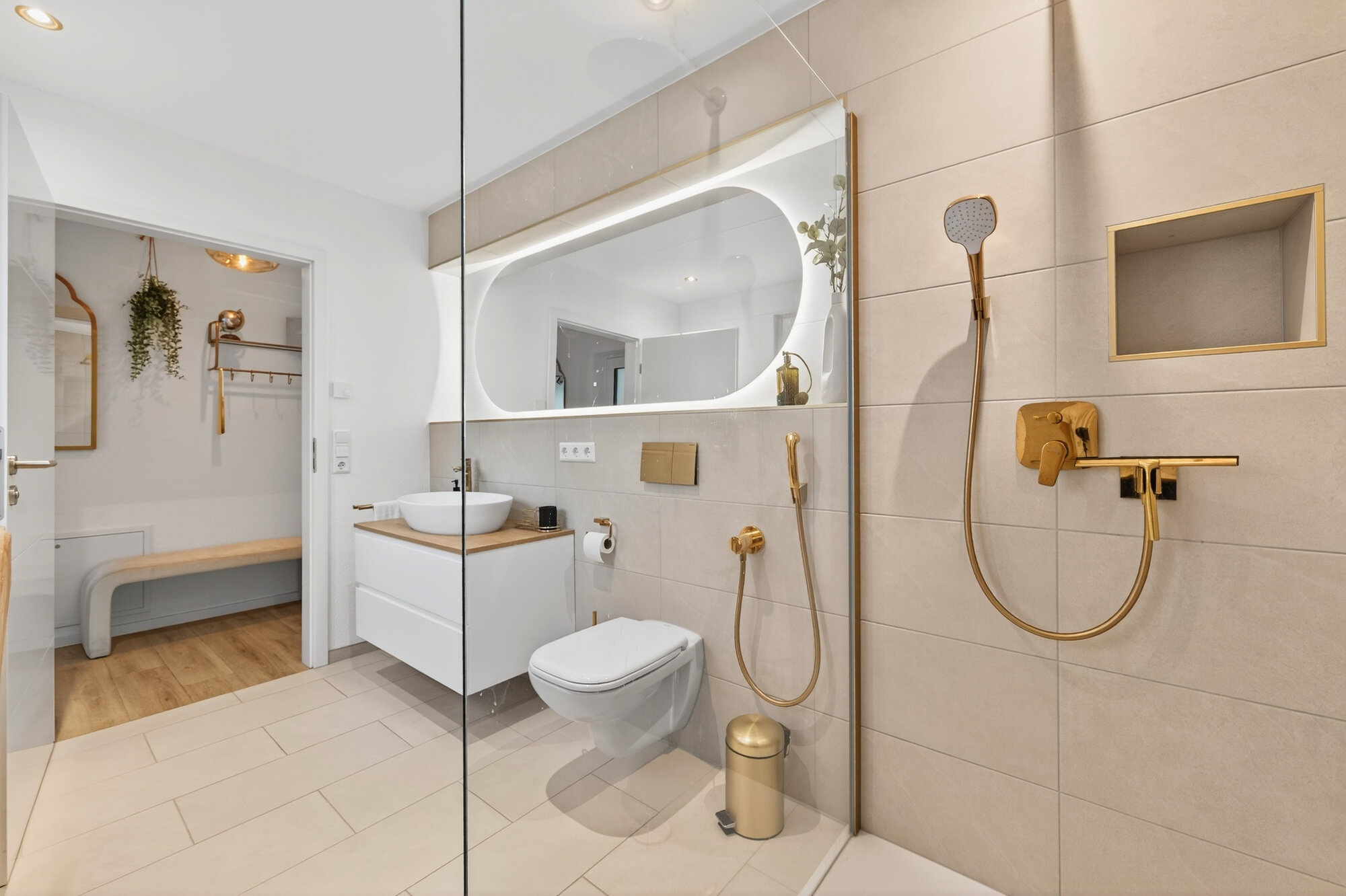 Modernes Bad mit Goldakzenten – hochwertige Immobilienfotografie